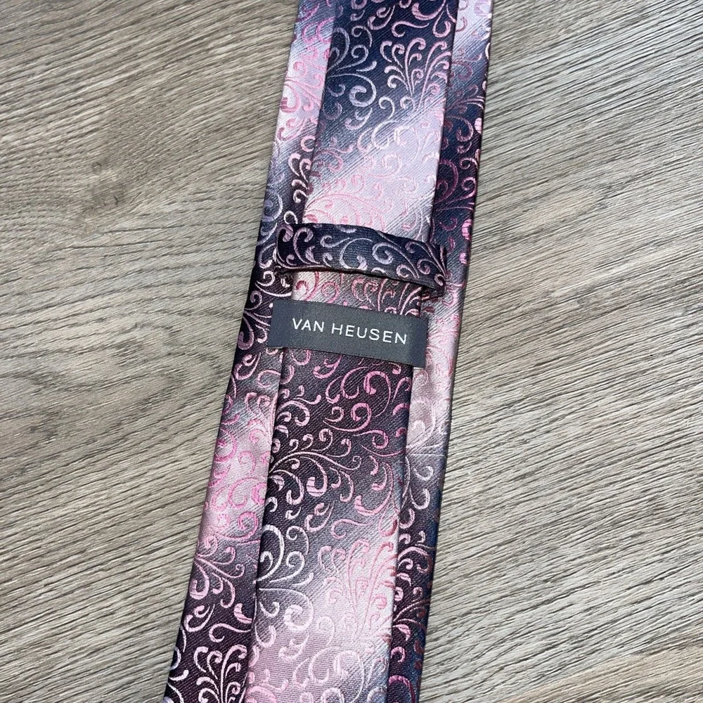 Men's Van Heusen tie, pink and silver-gray scroll design, 57 inches.